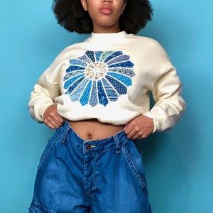 Cream crewneck flower sweatshirt